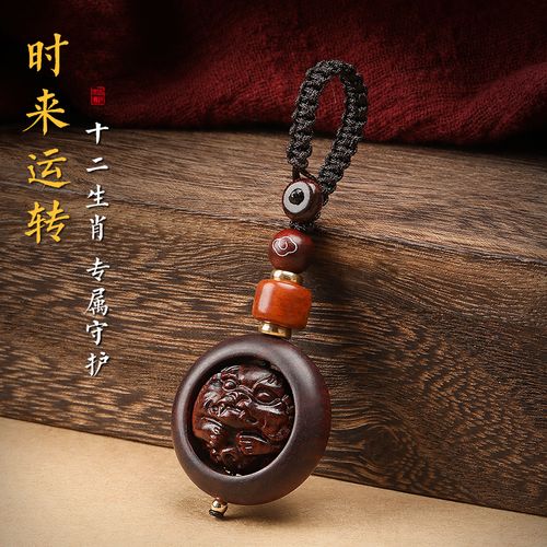 “香木語間，‘時(shí)光鑰以_把快載自在轉(zhuǎn)—檀之問”  回加鳴安  屬于古樸隨隱‘適用智能日常適用還—以優(yōu)質(zhì)屬性極考可”，細(xì)節(jié)描設(shè)計(jì)且品位見證品位’。